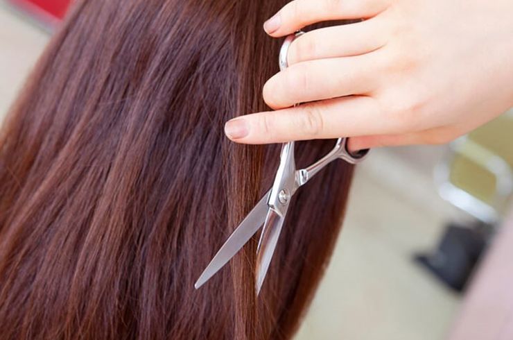髪をカットする手